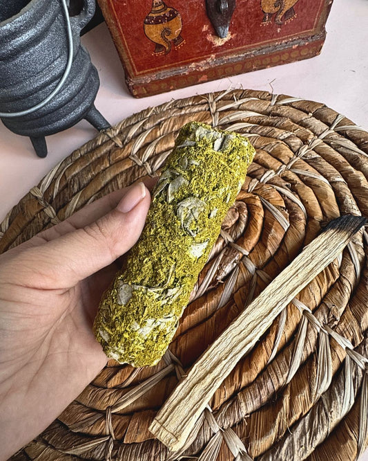 Atado herbal de salvia y ruda humeando para limpieza energética
