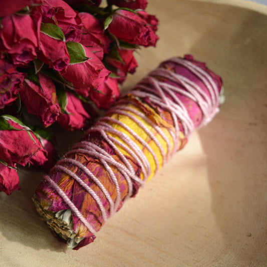 salvia blanca con rosas