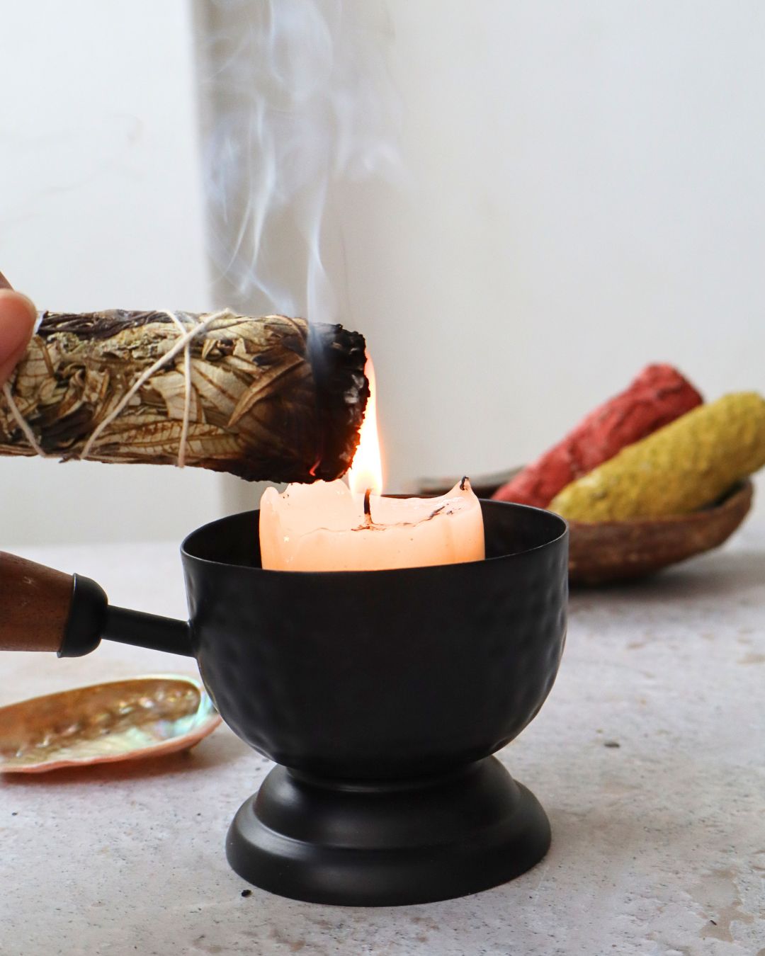 Sahumerio de yerba santa en cuenco negro