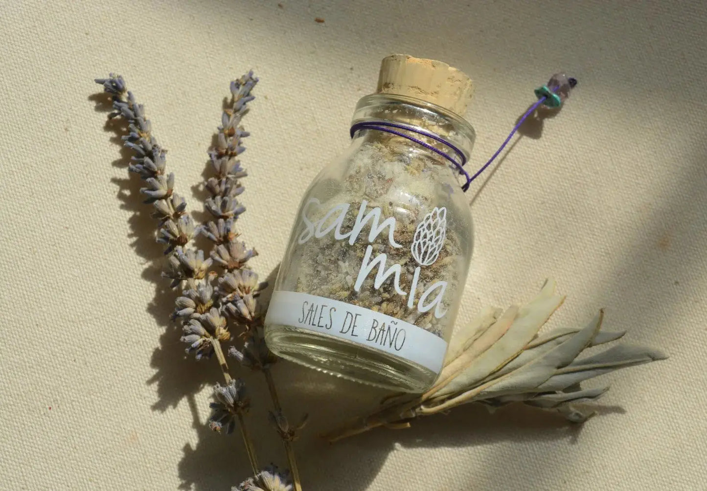 Textura granulada con flores de lavanda y sal marina de La Guajira