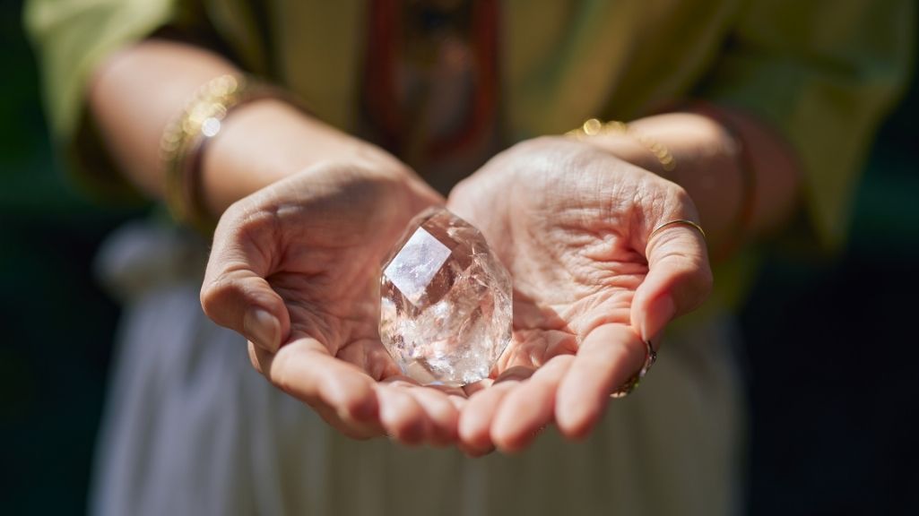 Clúster de cuarzo cristal natural con puntas transparentes