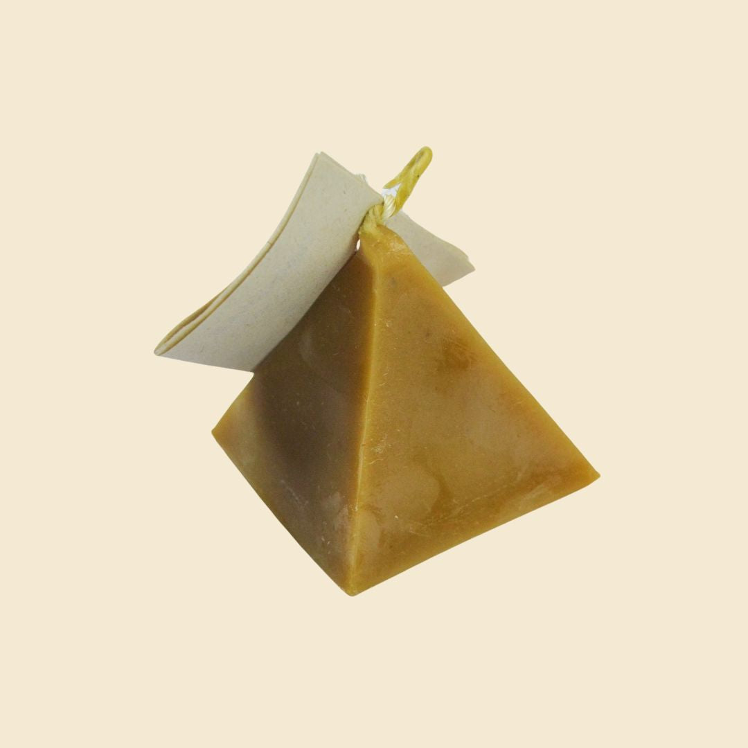 vela piramide cera natural