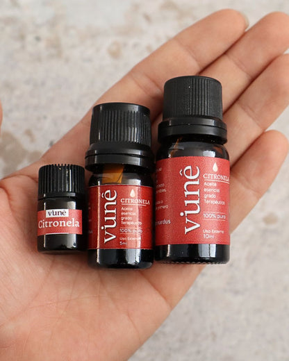 Los tres tamaños del aceite esencial de citronela Vuné en la mano: 2ml, 5ml y 10ml