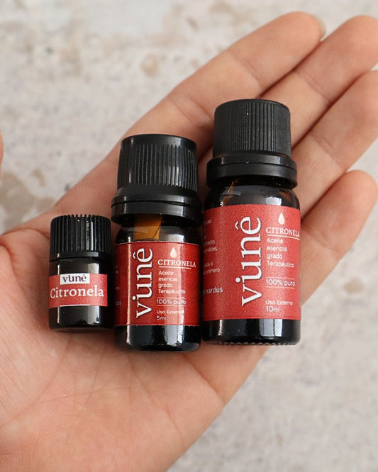 Los tres tamaños del aceite esencial de citronela Vuné en la mano: 2ml, 5ml y 10ml