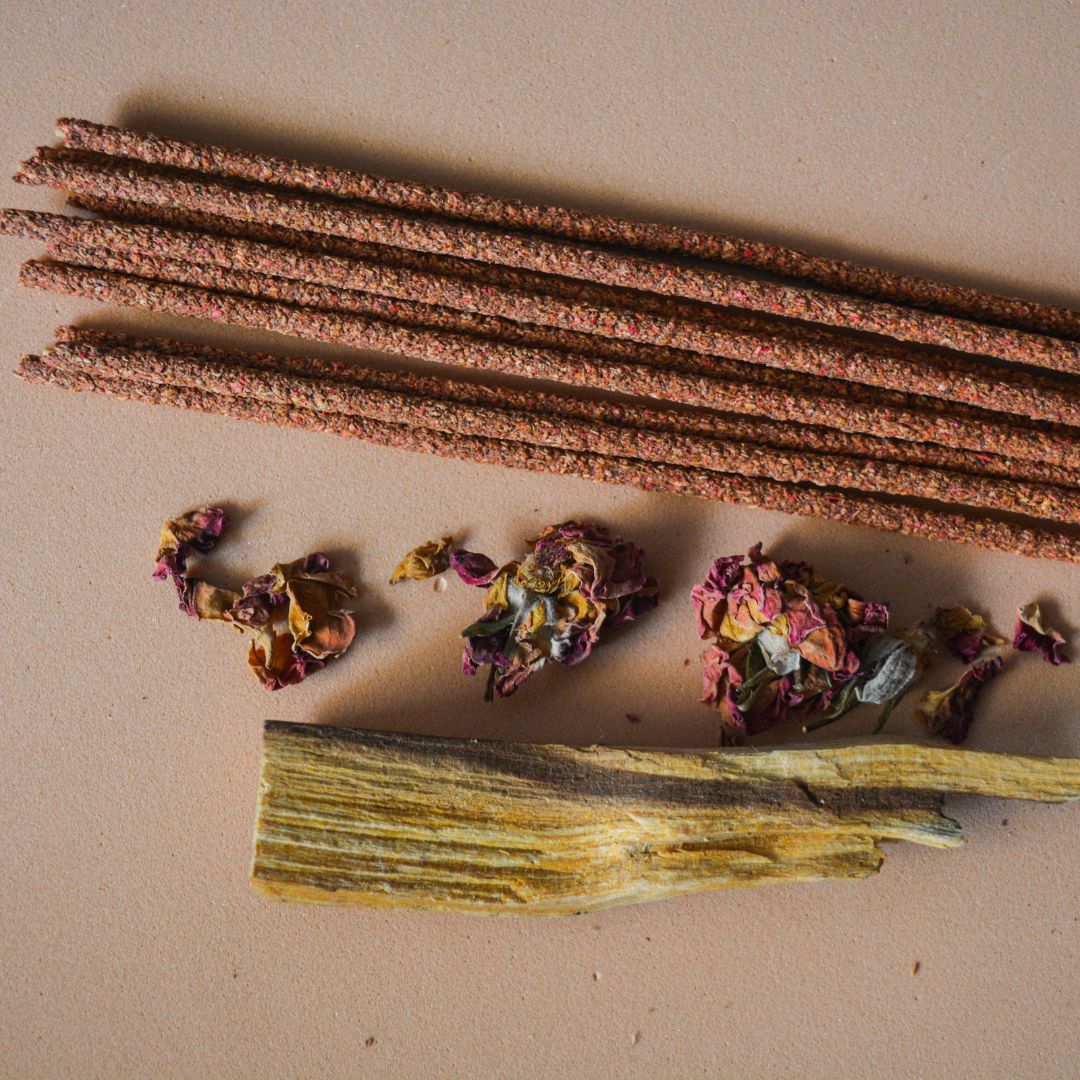 palo santo con rosas sahumar