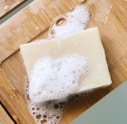 Jabón de arroz aclarante en uso sobre la piel