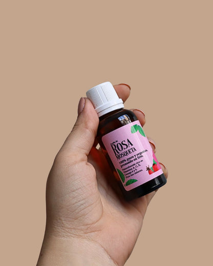 Frasco de aceite de rosa mosqueta 30 ml sostenido en mano