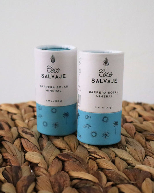 Barrera solar Coco Salvaje abierta mostrando textura mineral blanca cremosa