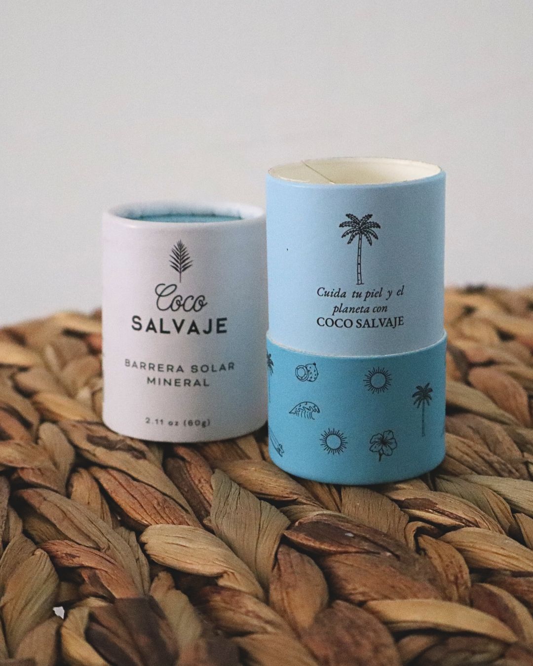 Bloqueador solar sólido Coco Salvaje abierto mostrando producto sin tapa