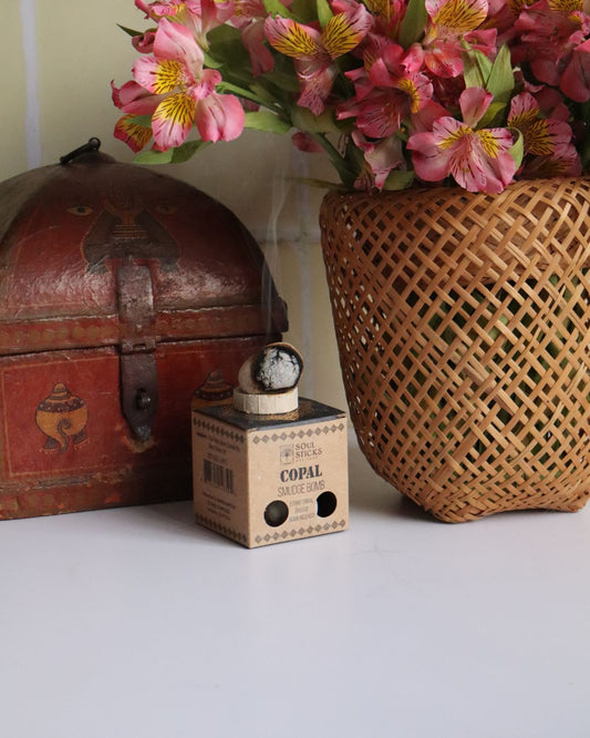 Altar espiritual con bolitas de copal encendidas sobre disco de ceramica