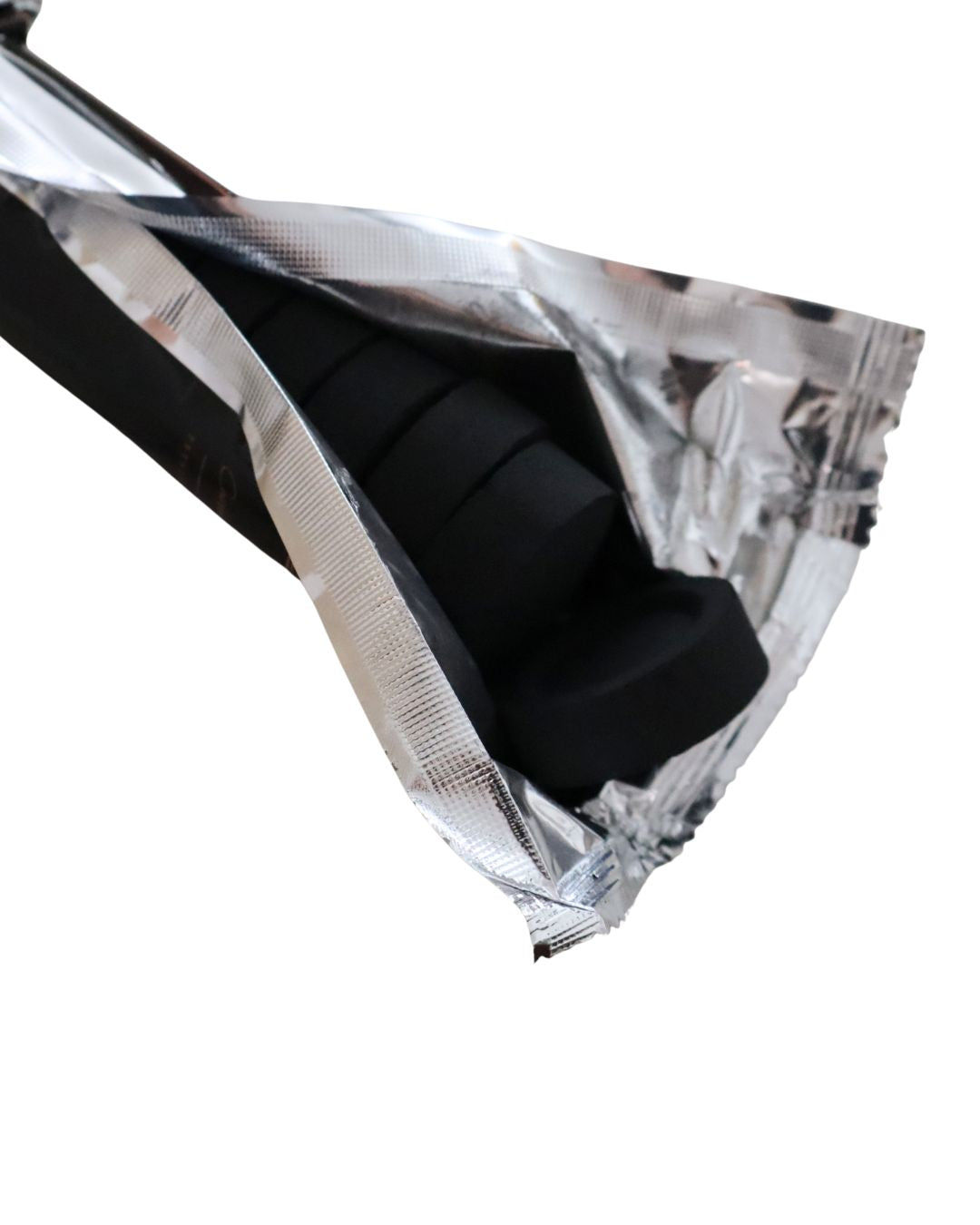 Paquete de carbón para incienso en papel aluminio abierto