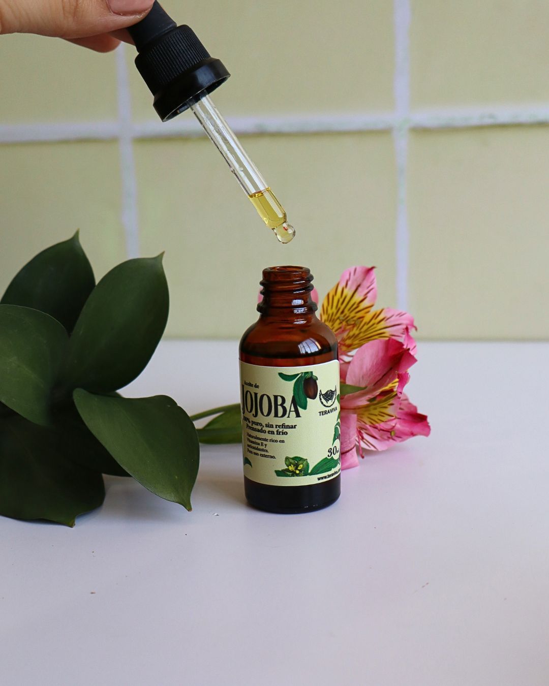 Aplicación de aceite de jojoba con gotero sobre piel