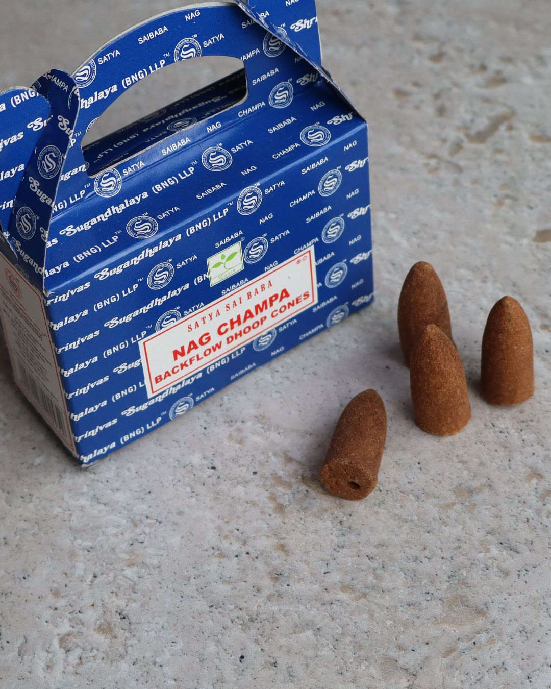 Caja azul Satya Nag Champa con sus conos backflow al frente