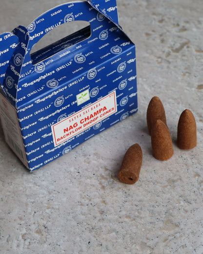 Caja azul Satya Nag Champa con sus conos backflow al frente