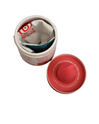 Empaque abierto de la copa menstrual talla salmón con bolsa de tela