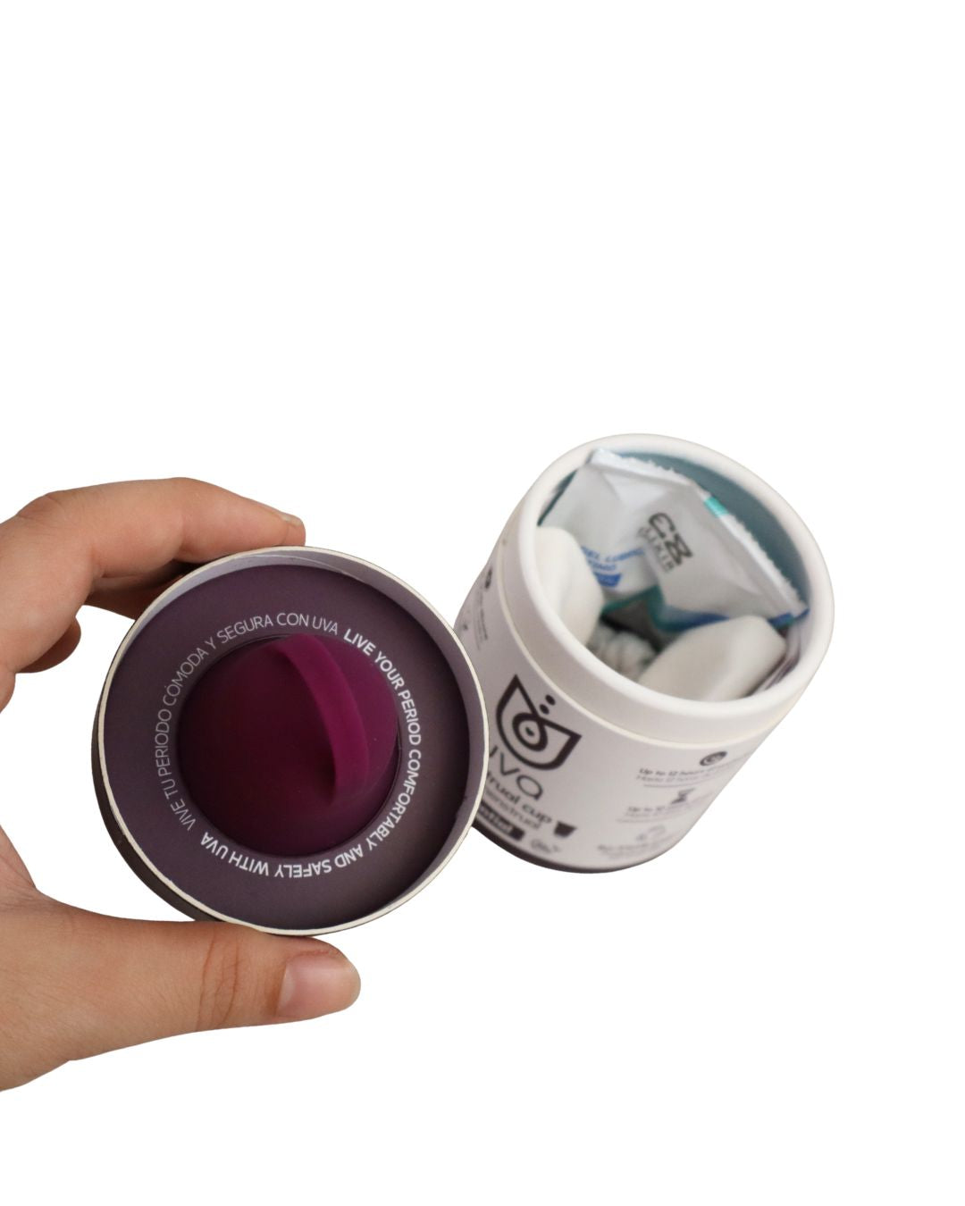 Empaque abierto de la copa menstrual talla uva con bolsa de tela