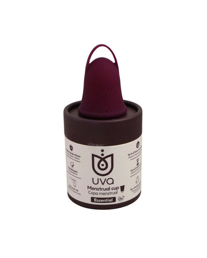 Copa menstrual talla uva sobre su empaque original
