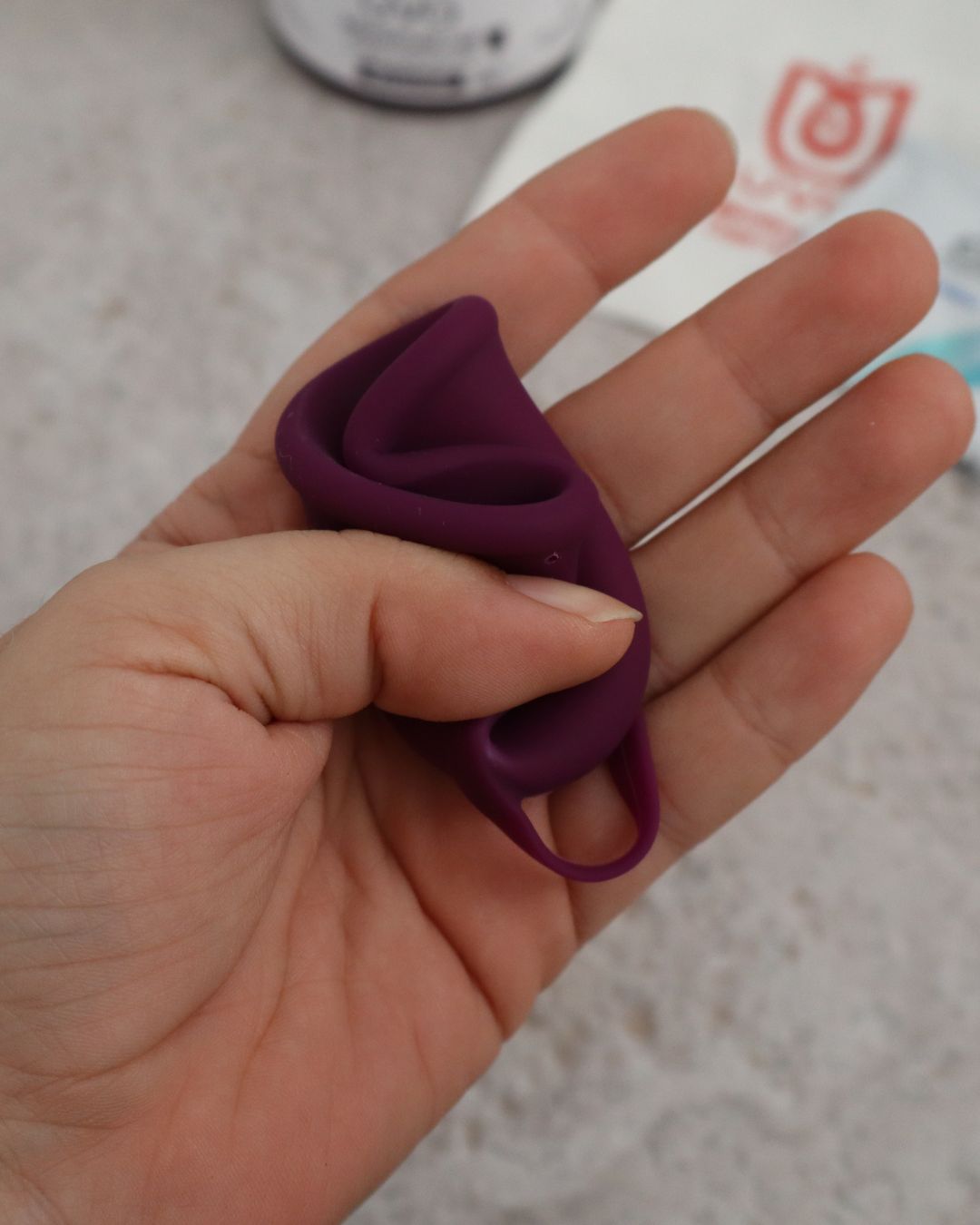 Copa menstrual talla uva doblada lista para insertar