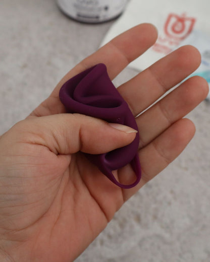 Copa menstrual talla uva doblada lista para insertar