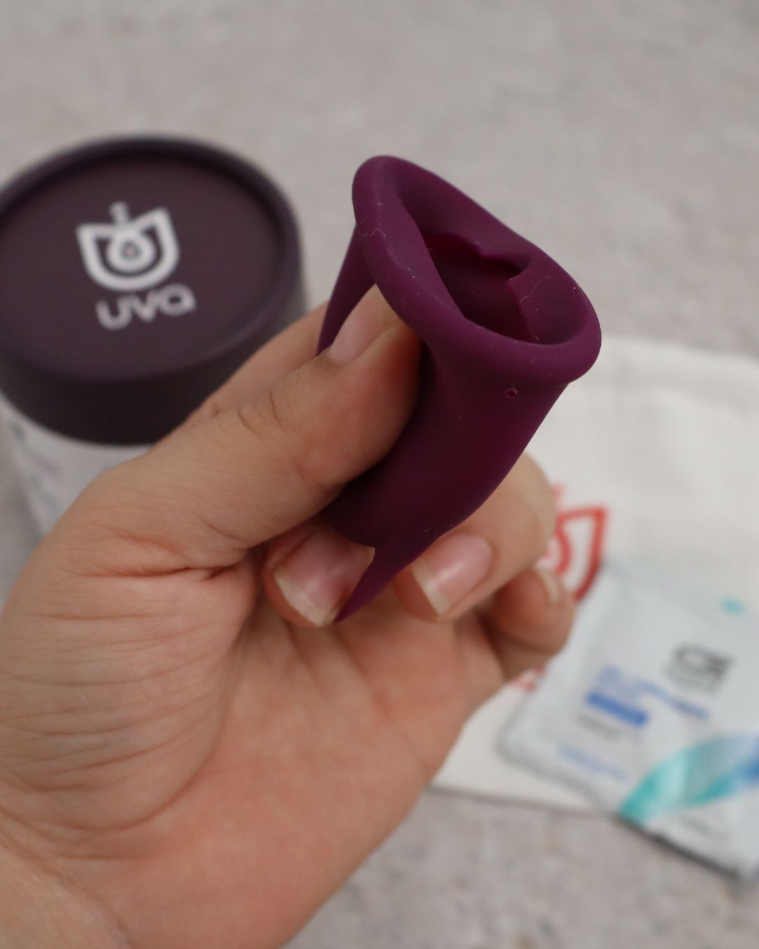 Doblando la copa menstrual talla uva para su inserción