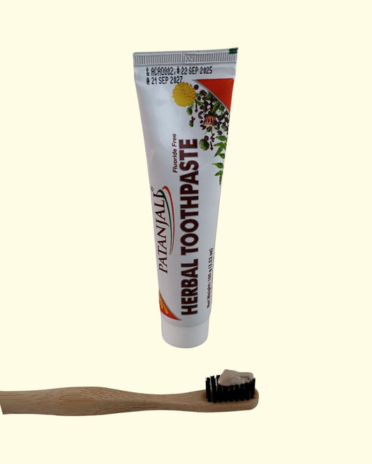 Crema dental herbal Patanjali junto a cepillo de bambú