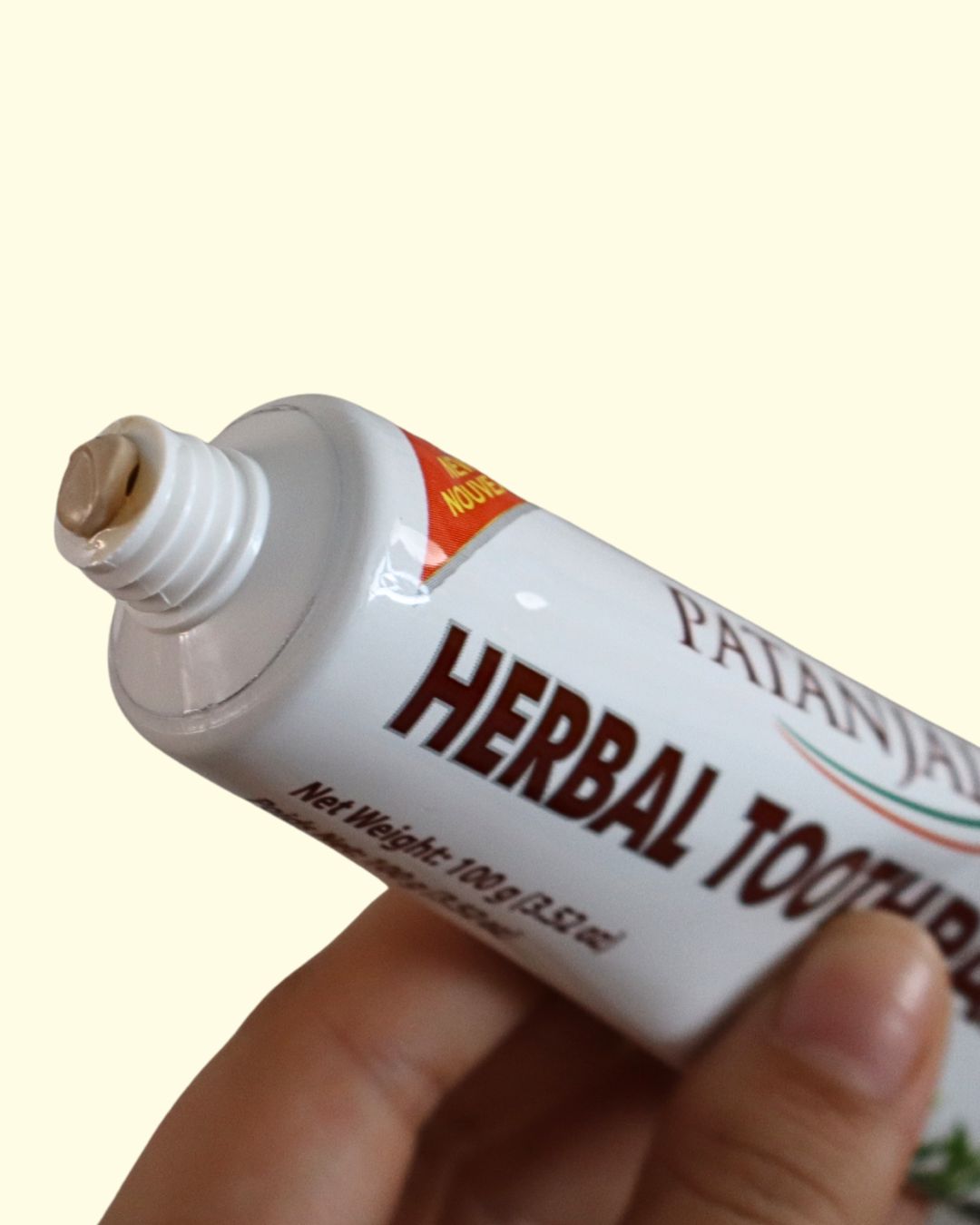 Tubo abierto de crema dental herbal Patanjali mostrando su contenido