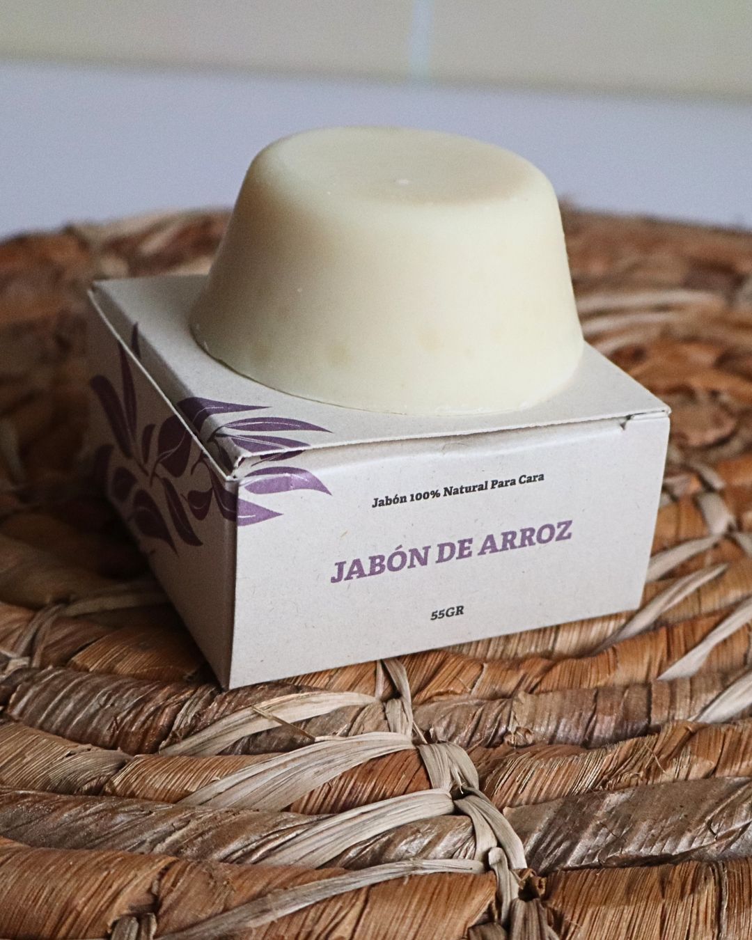 Caja de jabón de arroz Oiris con barra sobre mimbre natural