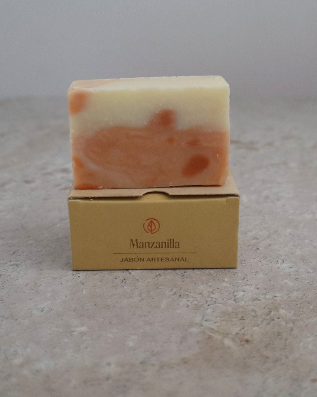 Jabón facial de manzanilla Pachha sobre su caja
