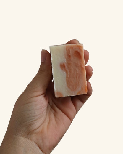 Mano sosteniendo jabón facial de manzanilla para piel sensible