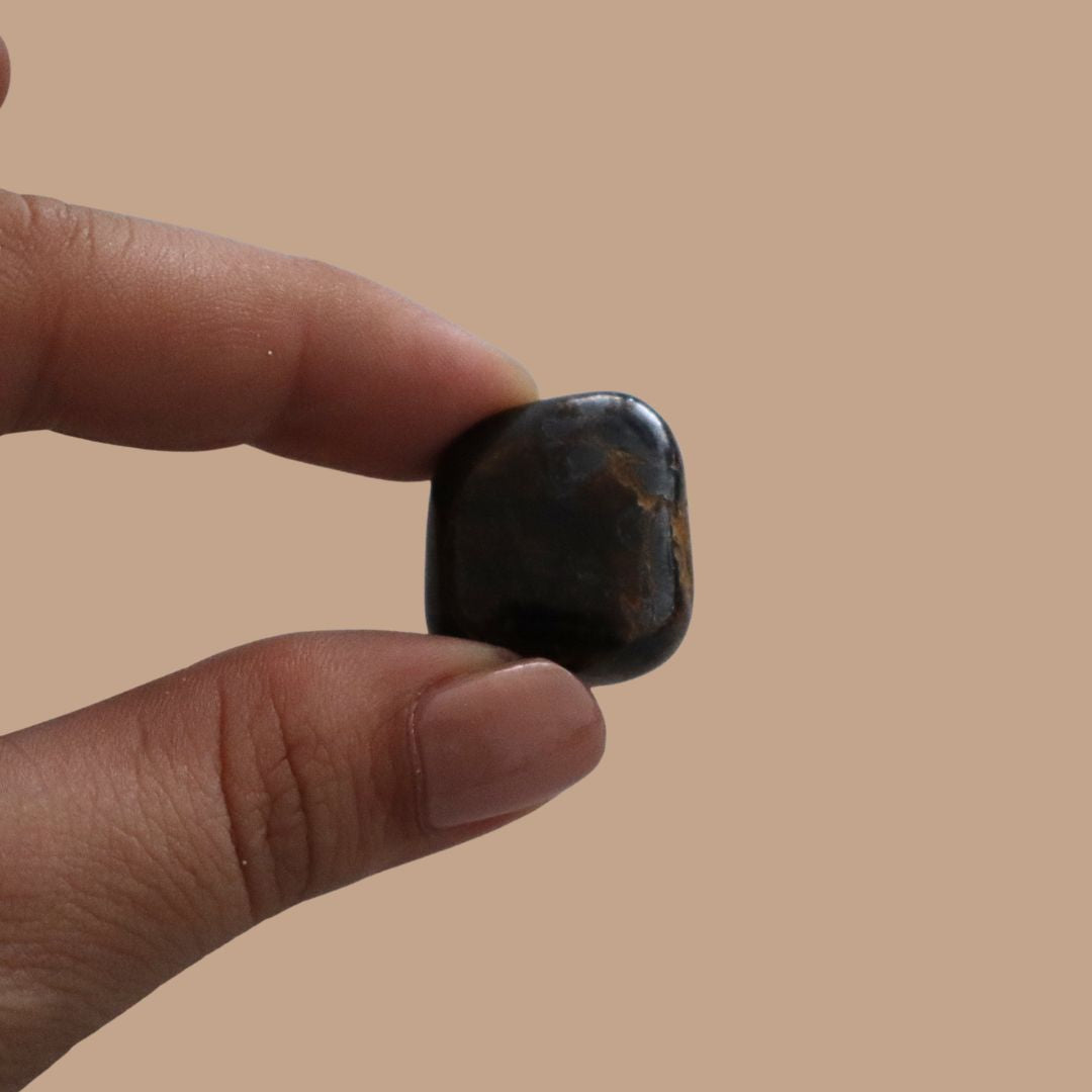 Piedra Ojo de tigre pulida en la palma de la mano - Teraviva