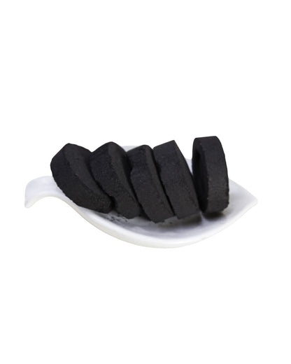 Pastillas de carbón para incienso apiladas, vista lateral