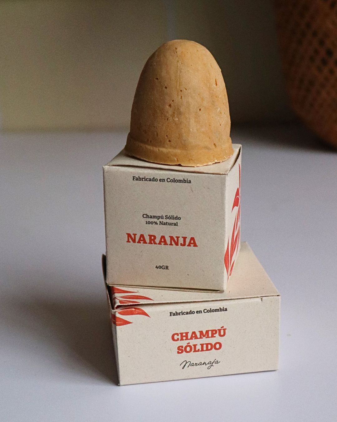 Las dos presentaciones del shampoo sólido Oiris naranja 40g y 70g
