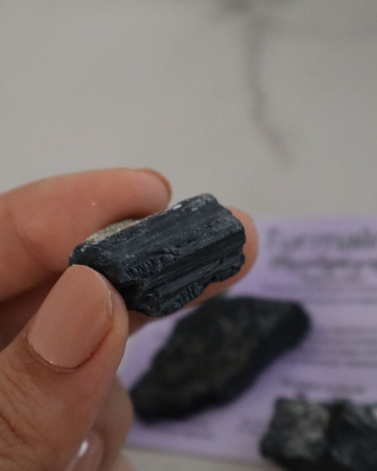 Turmalina negra en bruto - piedra natural de protección energética - Teraviva